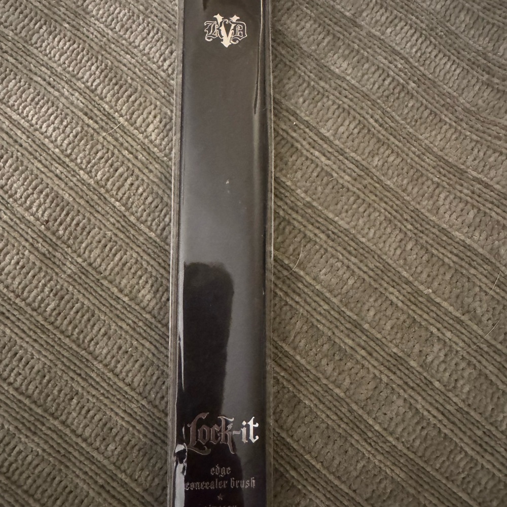 KVD Lock-It Edge Concealer Brush